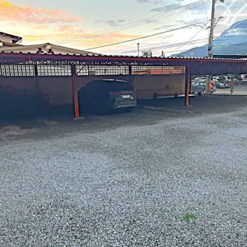 Terreno com espa�o coberto