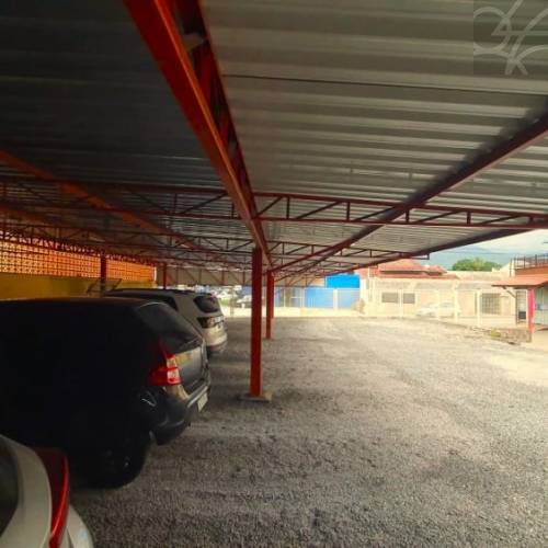 Terreno com espa�o coberto