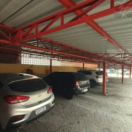 Terreno com espa�o coberto