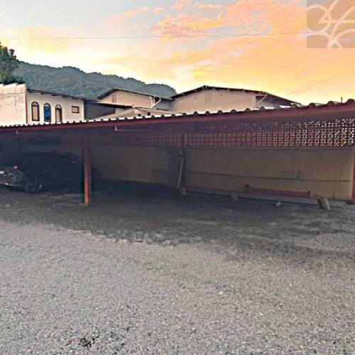 Terreno com espa�o coberto