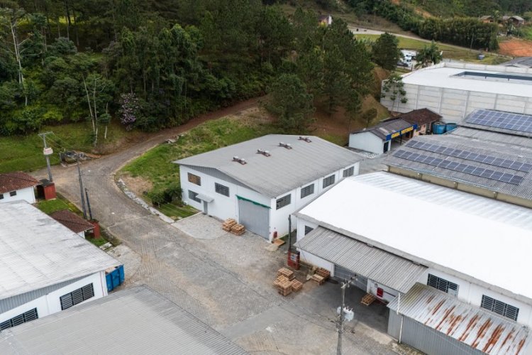 Galp�o Comercial no bairro Imigrantes em Guaramiri