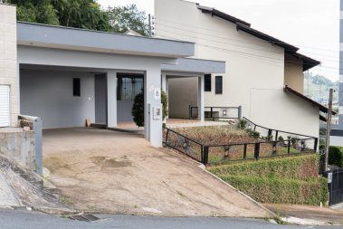 CASA NO BAIRRO CENTRO GUARAMIRIM
